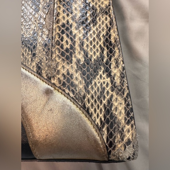 Gucci
Python Medium Osiride Top Handle Bag - Picture 5 of 10